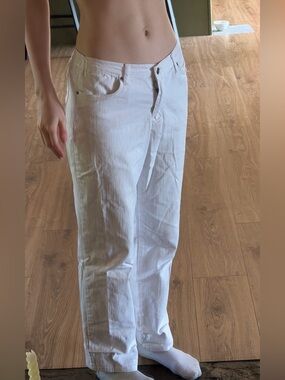 Y2K White Low Rise Straight Leg Pants 
Brand: Ruby Rd. Petite
Size: 6P